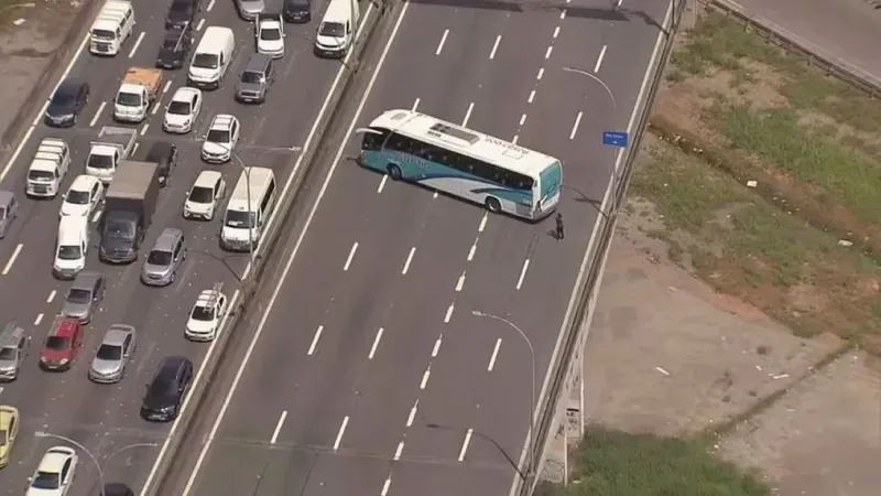 Ônibus escolares são tomados e usados como barricada no Rio de Janeiro