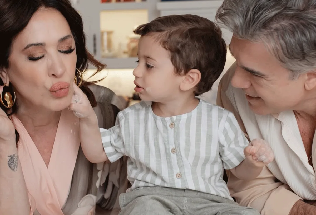 Claudia Raia e Jarbas levam filho durante turnê de Tarsila, a Brasileira
