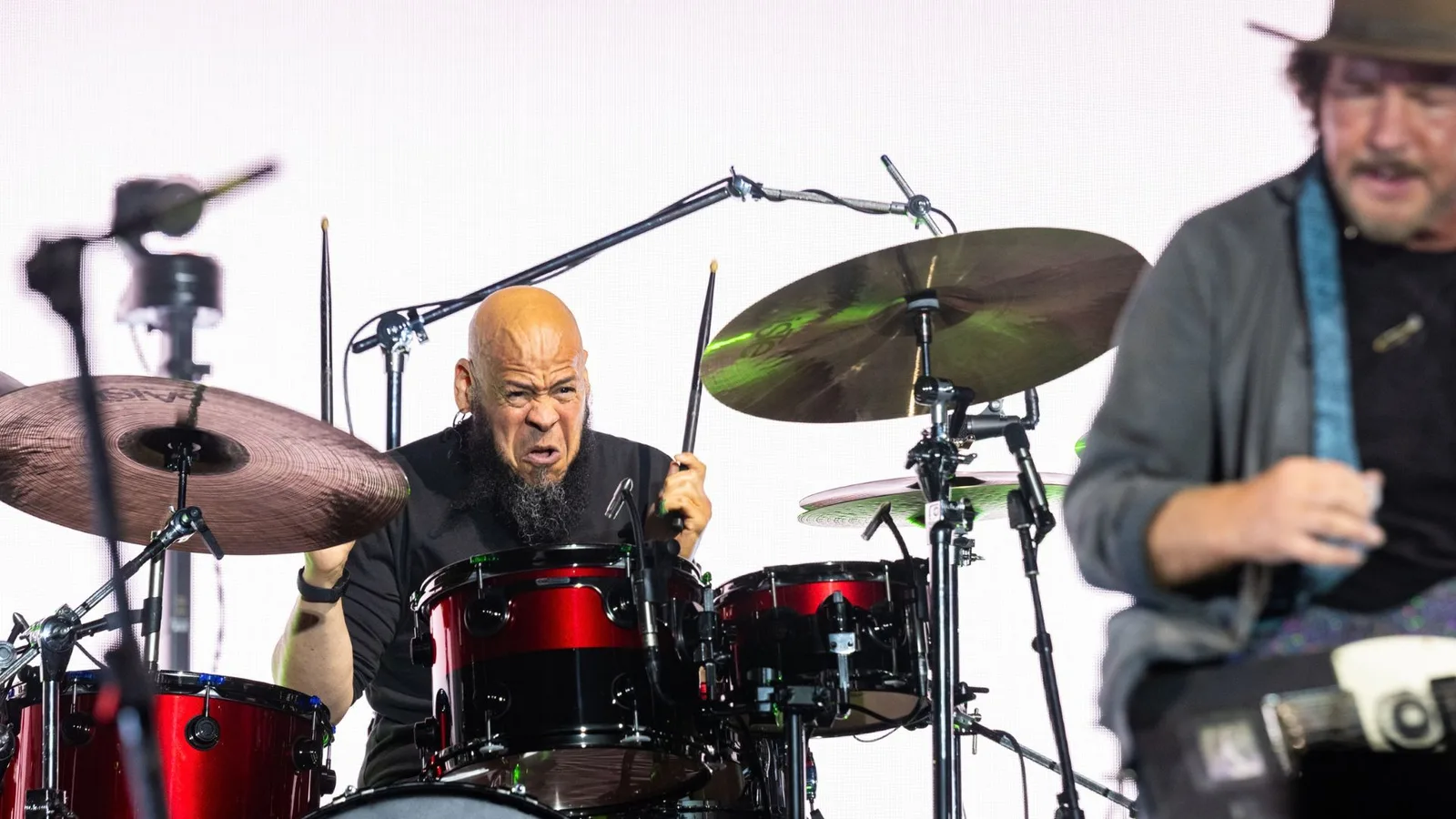 Pearl Jam divide palco com Abe Laboriel Jr. durante show de Eddie Vedder