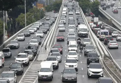 Retorno do feriado concentra trânsito em diferentes horários nas estradas paulistas