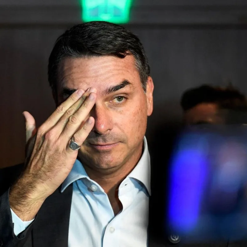 Para a PF, Flávio Bolsonaro era 'interlocutor direto de Vorcaro'