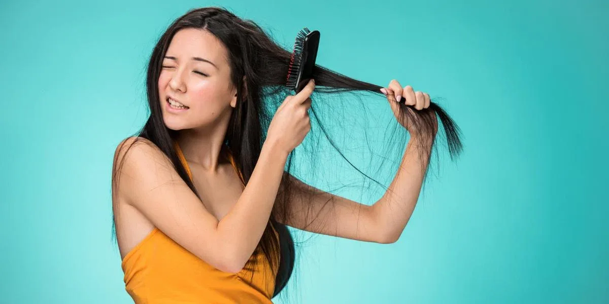 A ferramenta e o jeito de pentear podem influenciar a quebra do cabelo