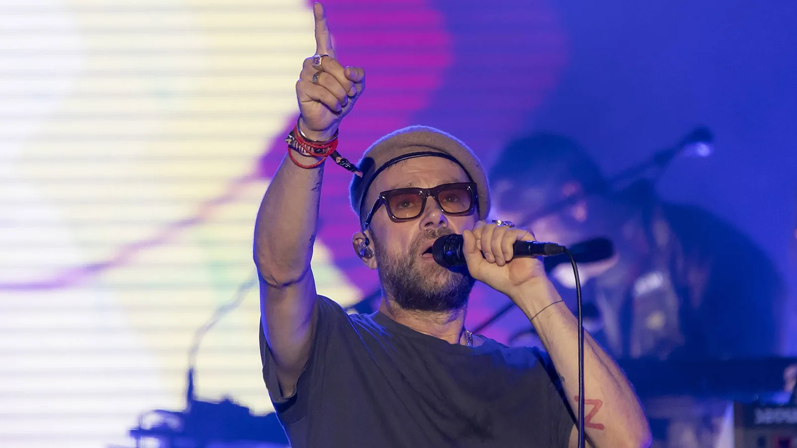 Damon Albarn leva bandeira palestina ao palco durante show do Gorillaz