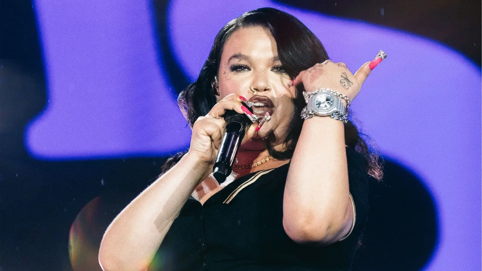 Lola Young promete voltar ao Brasil após estreia marcada por emoção no Rock in Rio