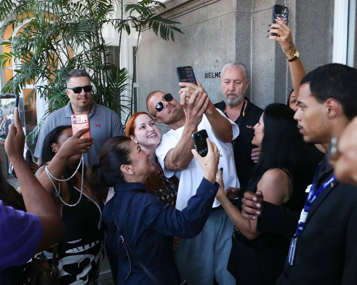 Ricky Martin atende fãs na entrada de hotel no Rio de Janeiro