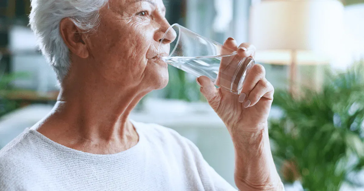 Por que idosos podem se desidratar sem sentir sede e como prevenir