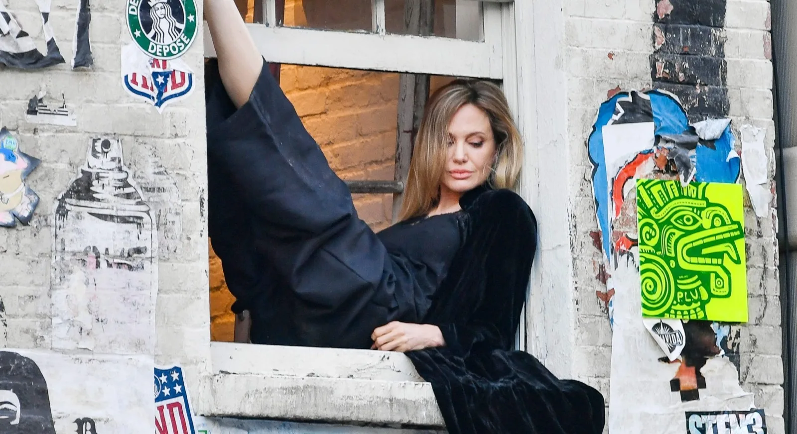 Angelina Jolie é fotografada na janela do Atelier Jolie, em Nova York