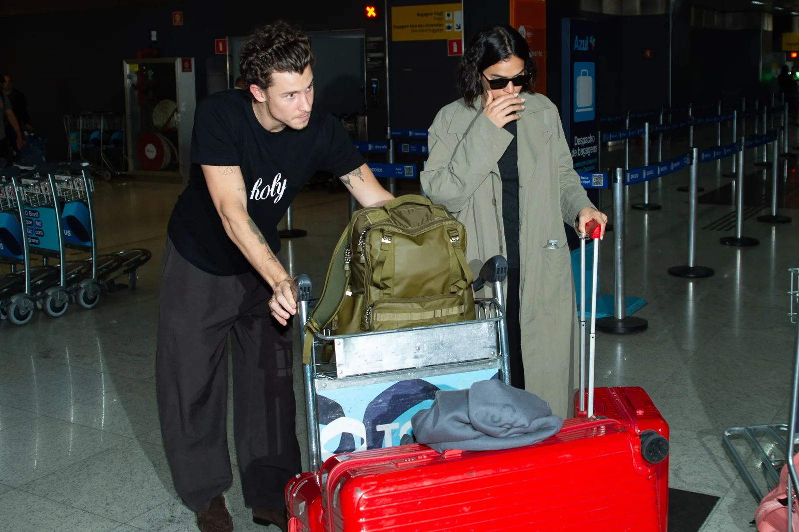 Bruna Marquezine e Shawn Mendes desembarcam em São Paulo após viagem à Itália