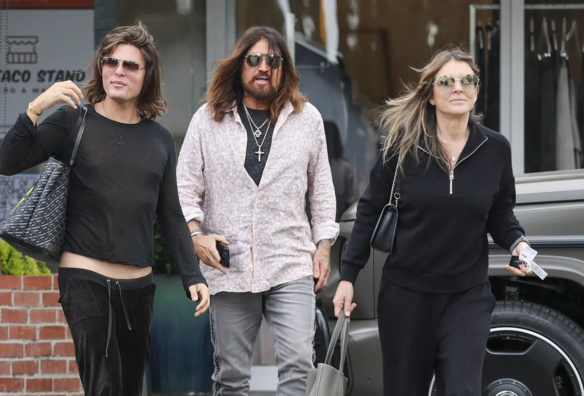 Elizabeth Hurley aparece com o filho Damian e Billy Ray Cyrus em Los Angeles