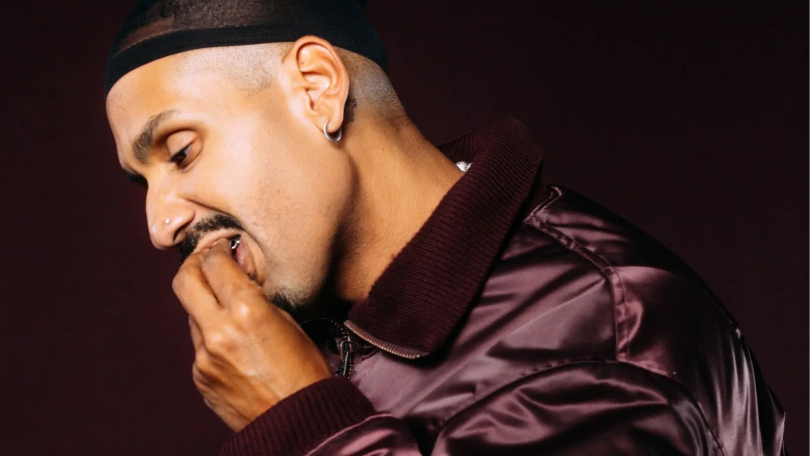 Froid transforma vulnerabilidade em motor do álbum “Humor Negro”