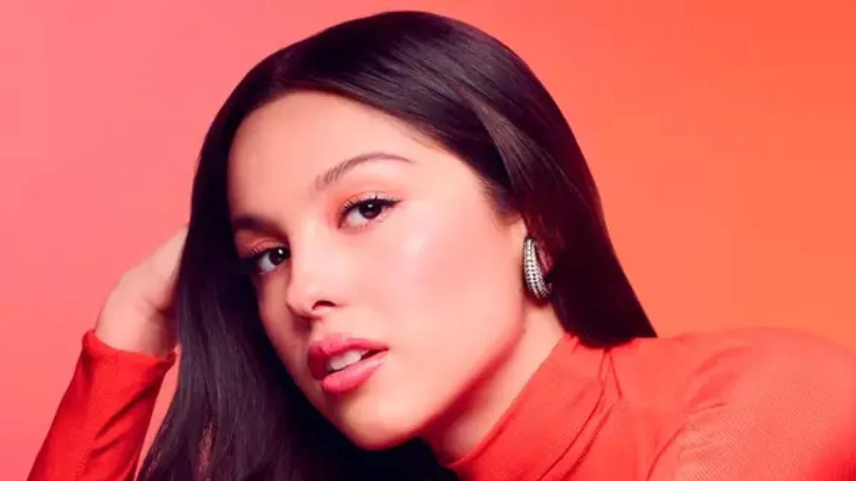Lancôme apresenta Idôle Peach ‘N Roses com Olivia Rodrigo em campanha colorida