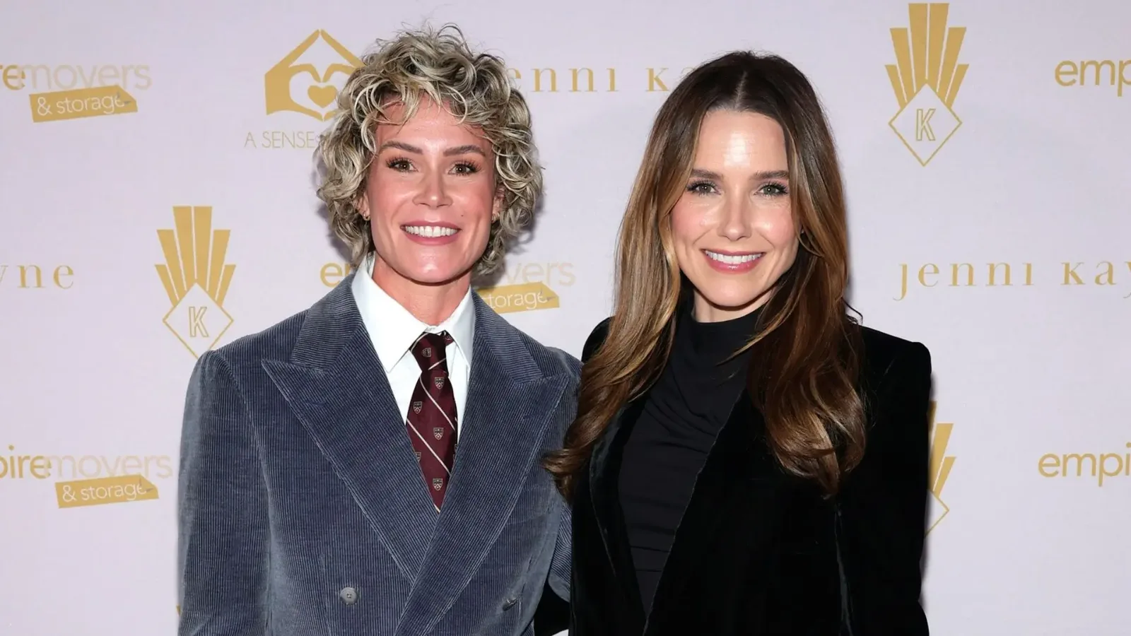Sophia Bush detalha cerimônia íntima com Ashlyn Harris e fala sobre visibilidade LGBT+