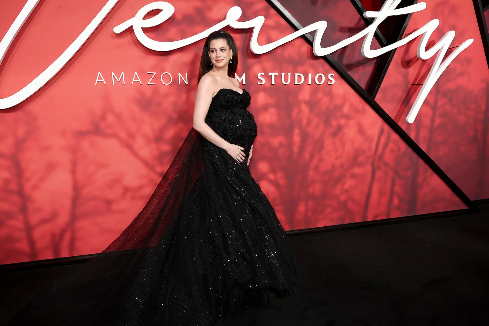 Anne Hathaway exibe gravidez na première mundial de Verity em Nova York