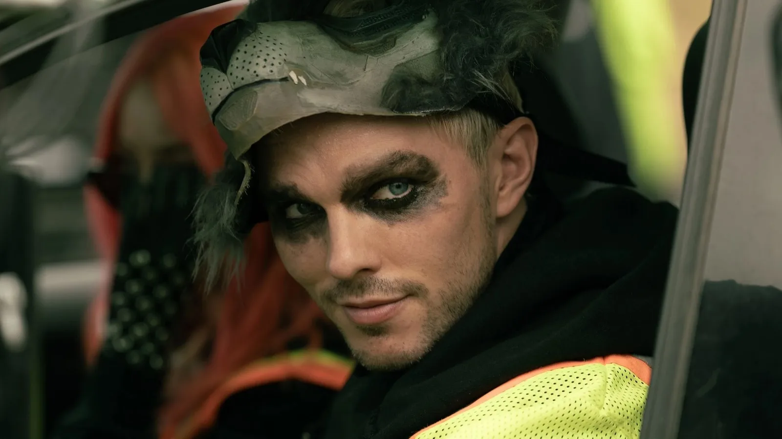 Como Roubar um Banco ganha trailer com Nicholas Hoult como assaltante viral