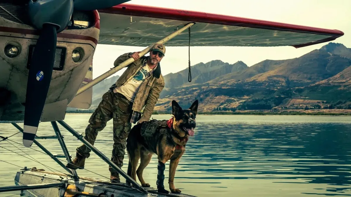 Brad Pitt enfrenta a natureza do Alasca ao lado de um cão em novo filme