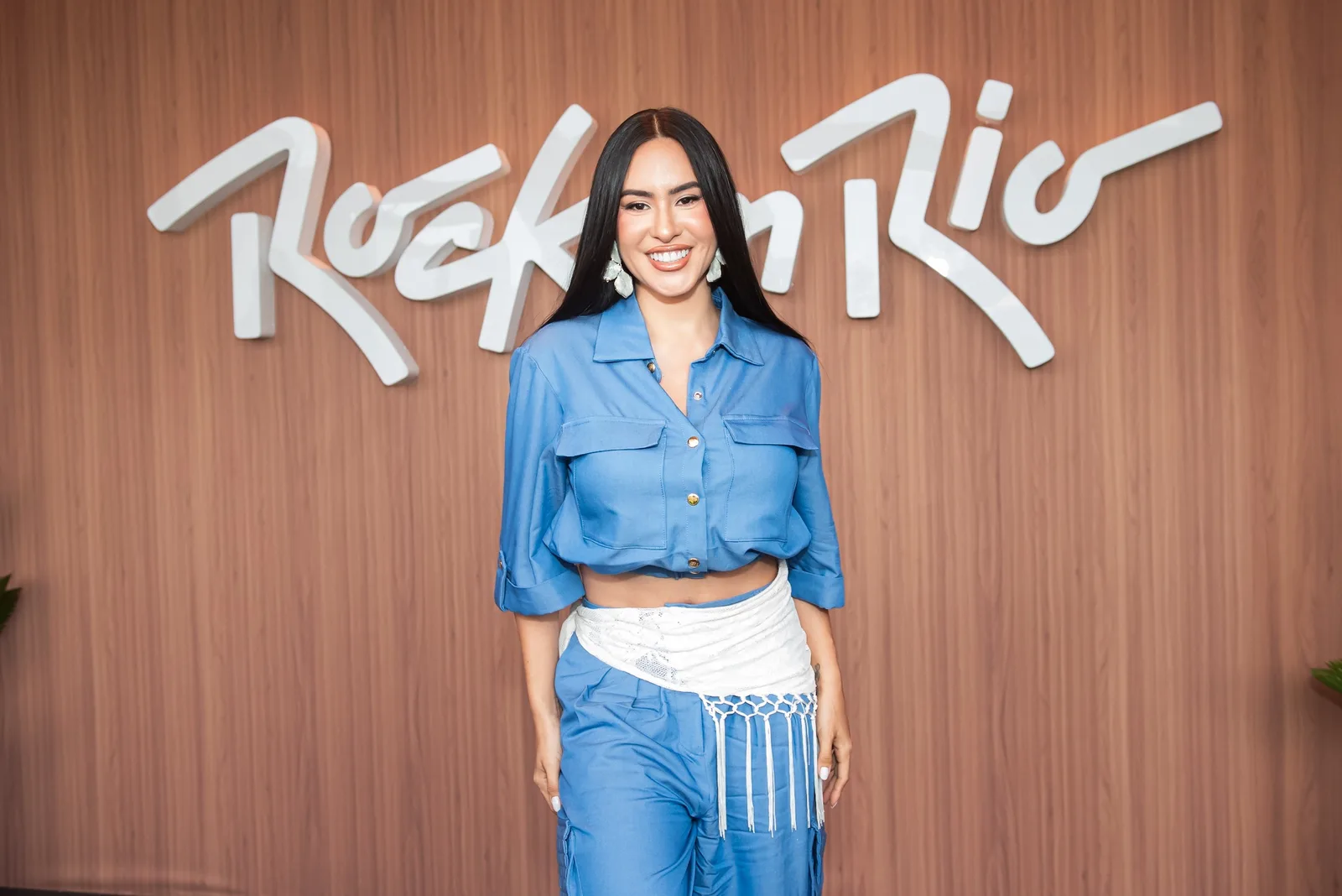 Isabelle Nogueira comenta casamento de Davi e explica look azul no Rock in Rio