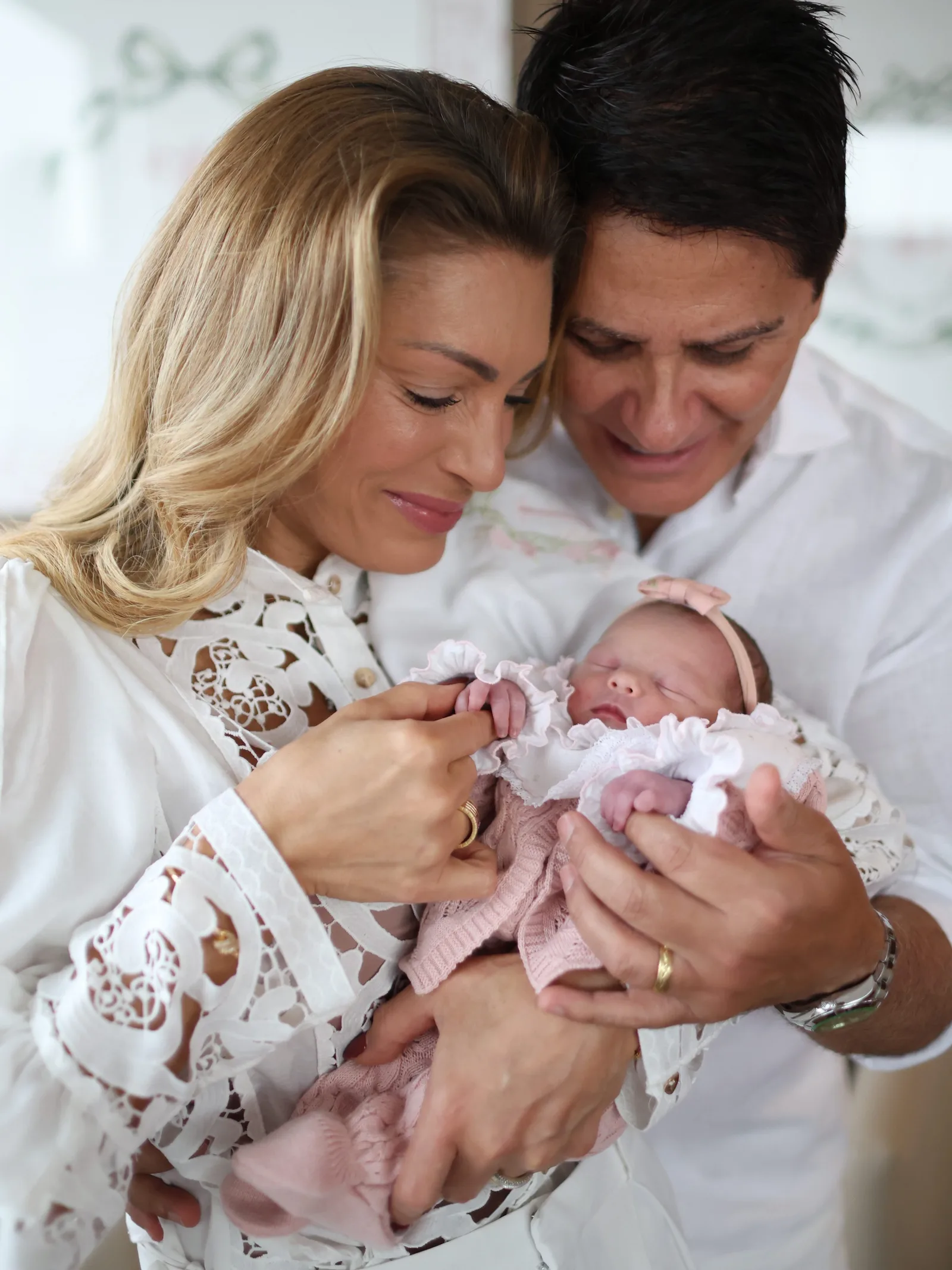 Cesar Filho e Elaine Mickely apresentam a neta Luiza nas redes sociais