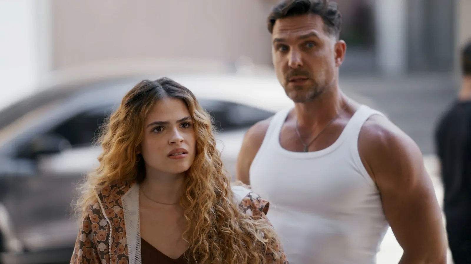 Carol ouve conversa e descobre que Dora vive amor com André