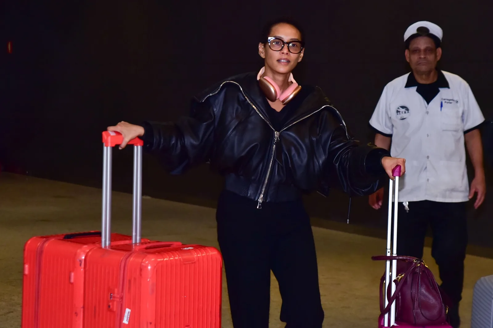 Taís Araujo volta ao Brasil com cabelo curto após passagem por Paris