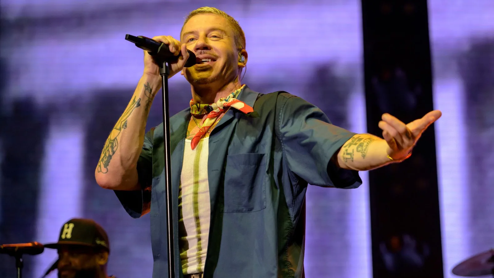 Casas de shows retiram Macklemore das datas restantes com Ed Sheeran
