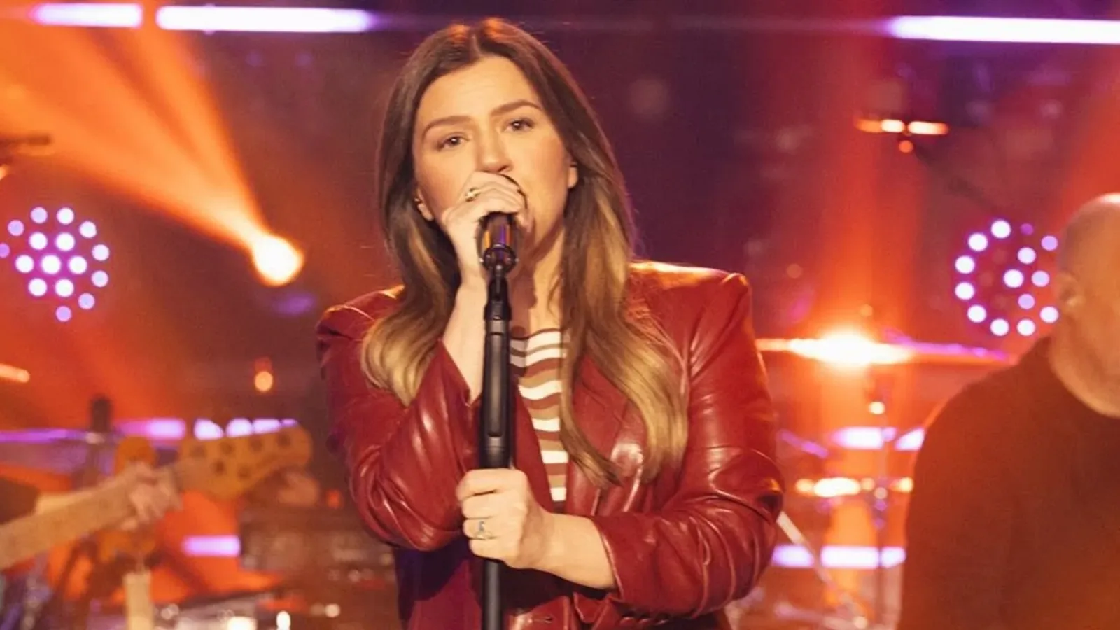 Kelly Clarkson diz que os filhos são prioridade e descarta novo relacionamento