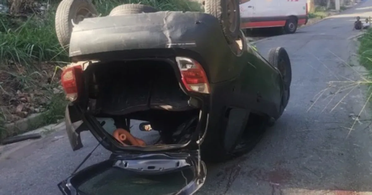 Carro capota em rua íngreme de BH com bebê, mãe e avó a bordo
