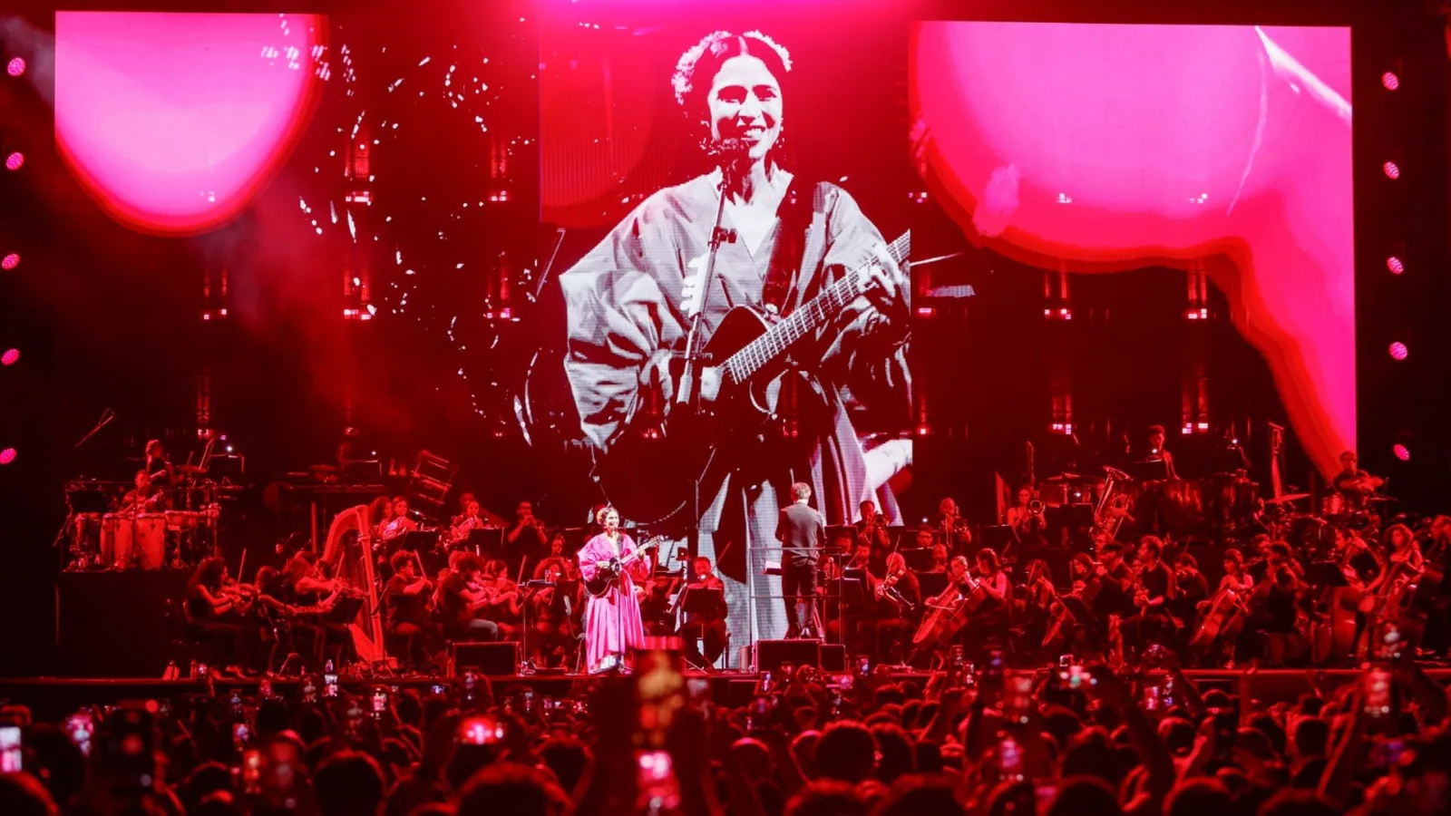 Marisa Monte reúne banda e orquestra em noite beneficente no Rio
