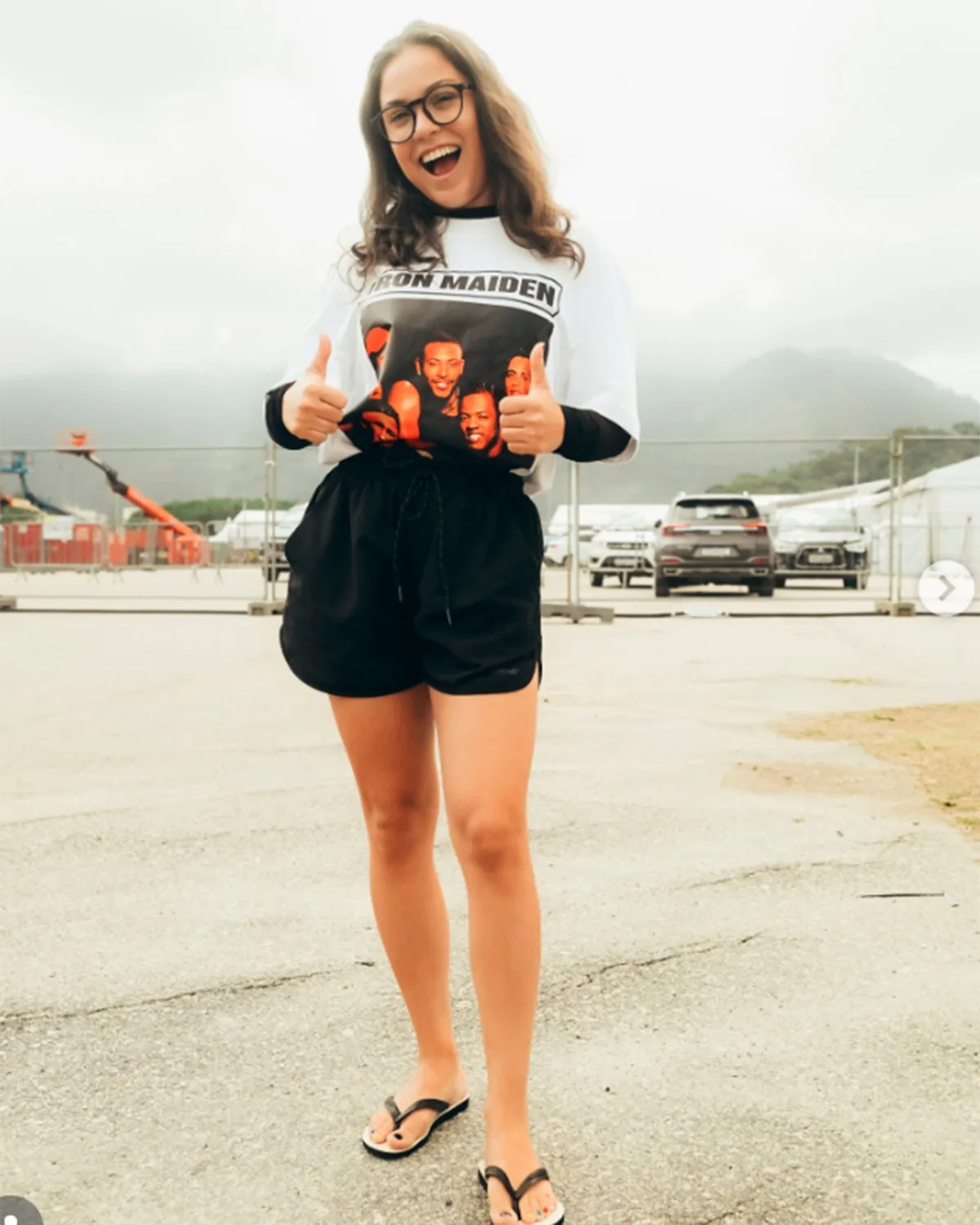 Famosos apostam no preto e em looks excêntricos no segundo dia do Rock in Rio
