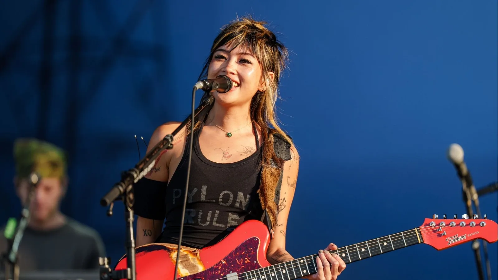 Beabadoobee transforma turbulência emocional em rock de guitarras intensas