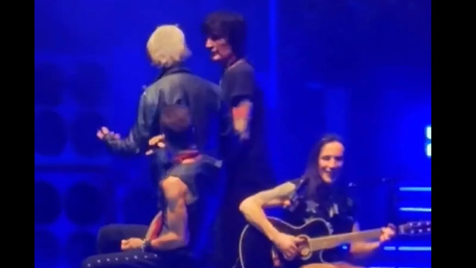 Tommy Lee e John 5 atravessam palco durante “More Than Words” do Extreme