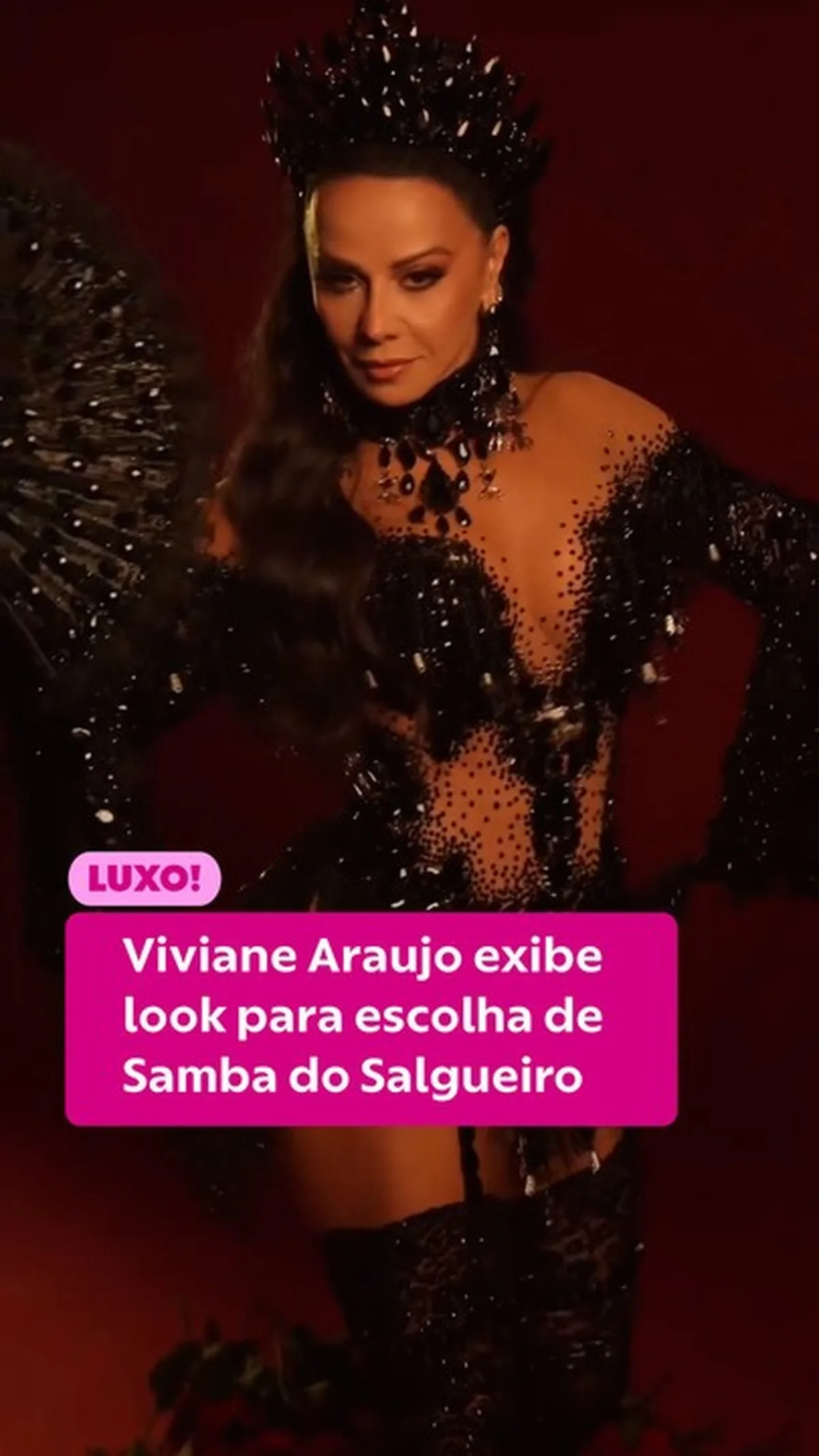 Viviane Araujo mostra blusa customizada antes de ensaio do Salgueiro