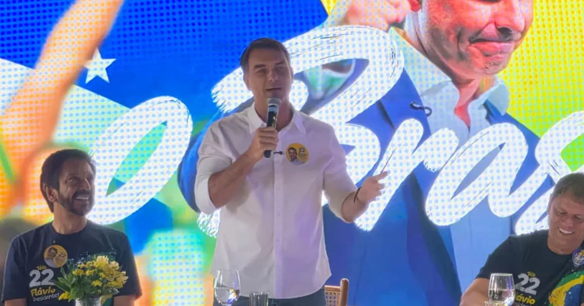 Flávio Bolsonaro aponta erros de votação e cobra ação da Justiça Eleitoral