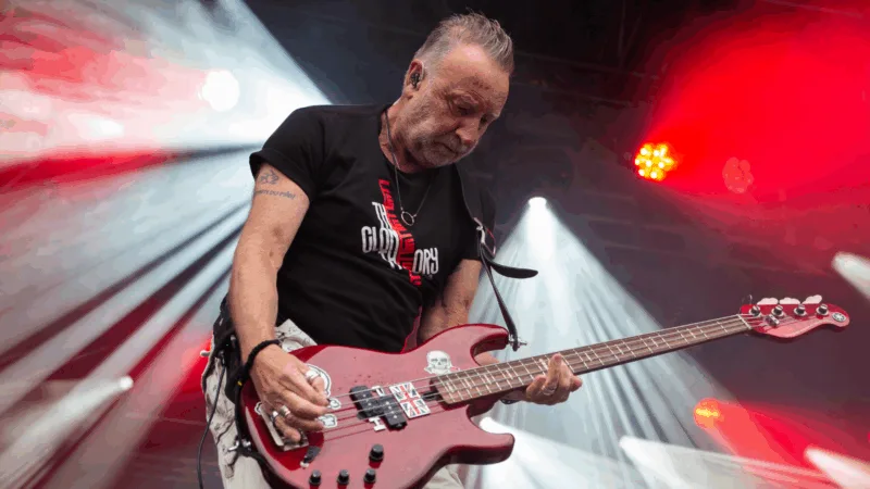 Peter Hook leva álbuns do Joy Division a São Paulo em março de 2027