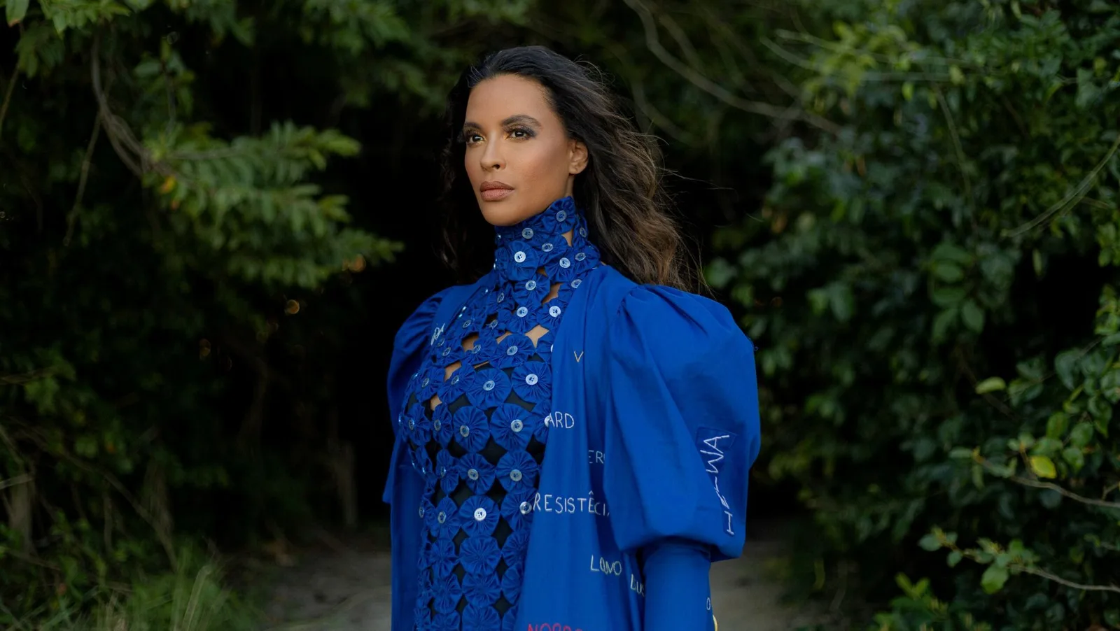 Héloa reúne ritmos, ancestralidade e criação coletiva no álbum ÁRIDA