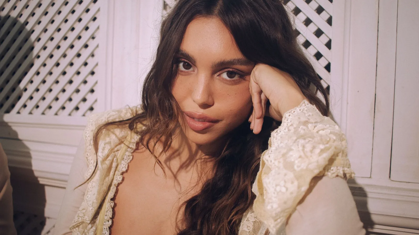 Dora Sanches estreia com álbum autoral e concorre a Artista Revelação no Grammy Latino