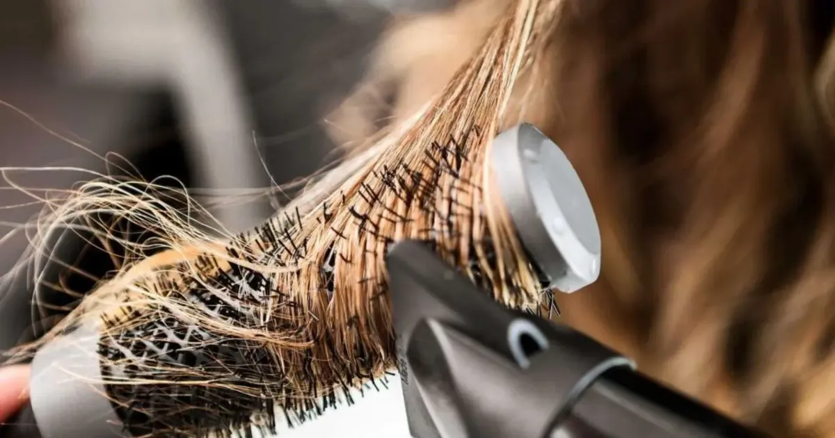 Como fazer escova sozinha e reduzir o frizz no cabelo