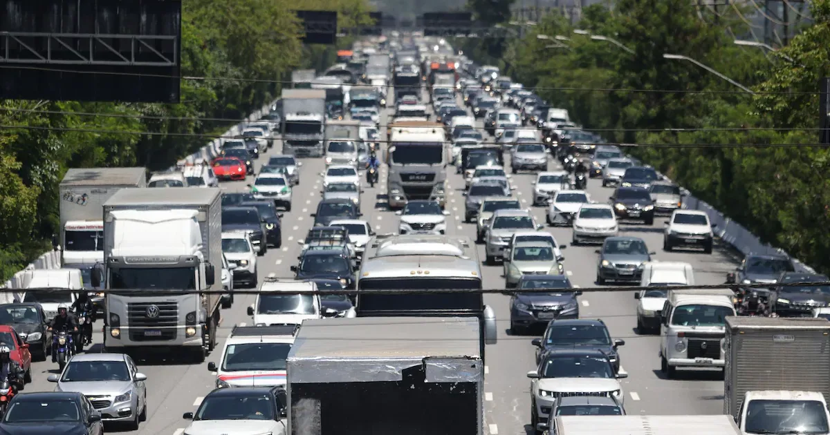 Dependência do carro pesa no trânsito das grandes cidades brasileiras