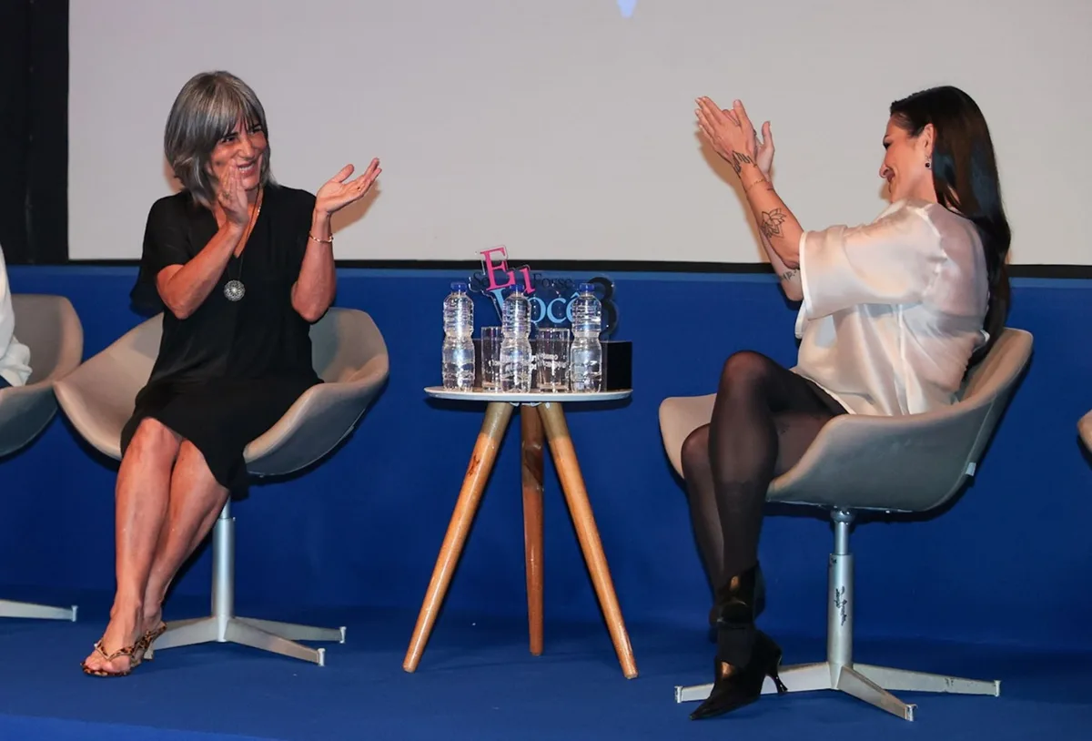 Cleo Pires recebe homenagem do elenco no aniversário durante coletiva