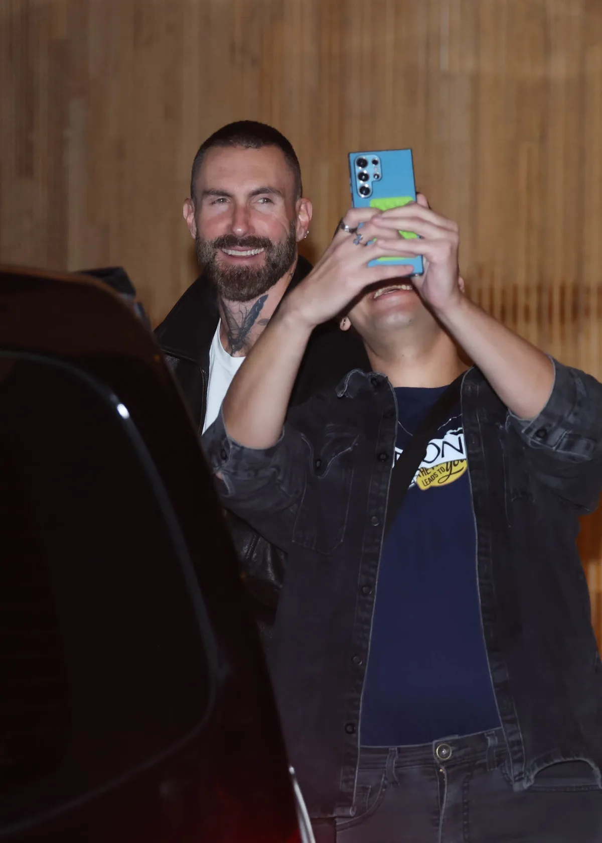 Maroon 5 encontra fãs ao chegar a hotel em São Paulo