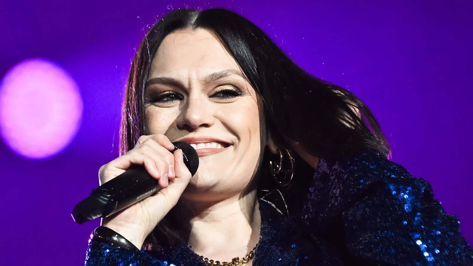 Jessie J pausa redes sociais para cuidar da saúde e da família