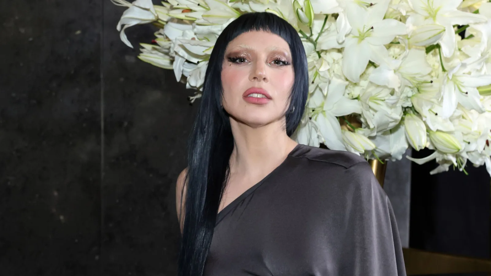 Lady Gaga revela nascimento da filha após três meses de privacidade