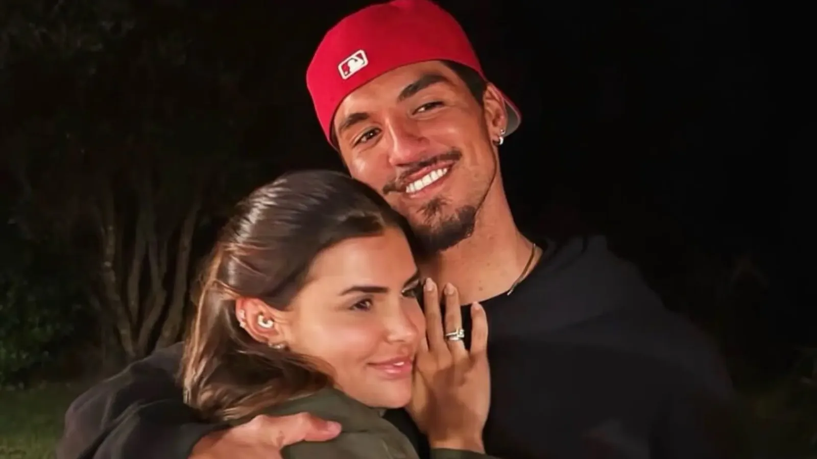 Gabriel Medina adota óculos vermelhos e se interessa por criação de abelhas