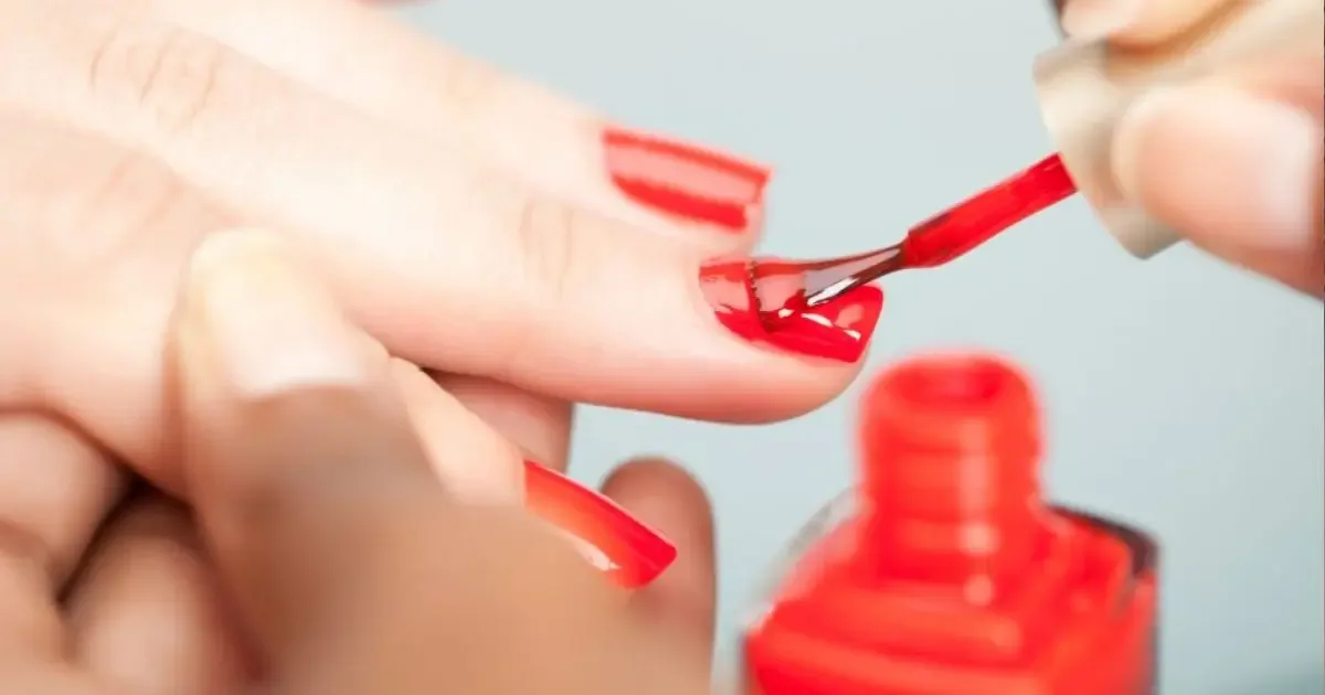 Sete esmaltes que destacam unhas curtas em diferentes estilos