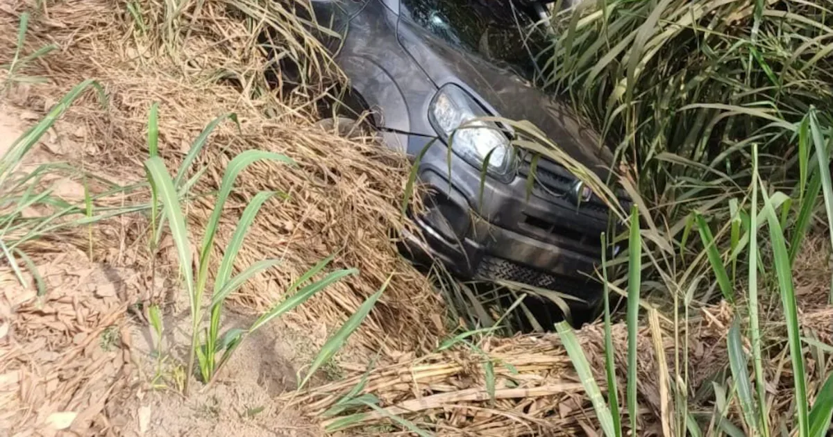 PRF encontra 232 kg de maconha em carro abandonado após fuga na Dutra