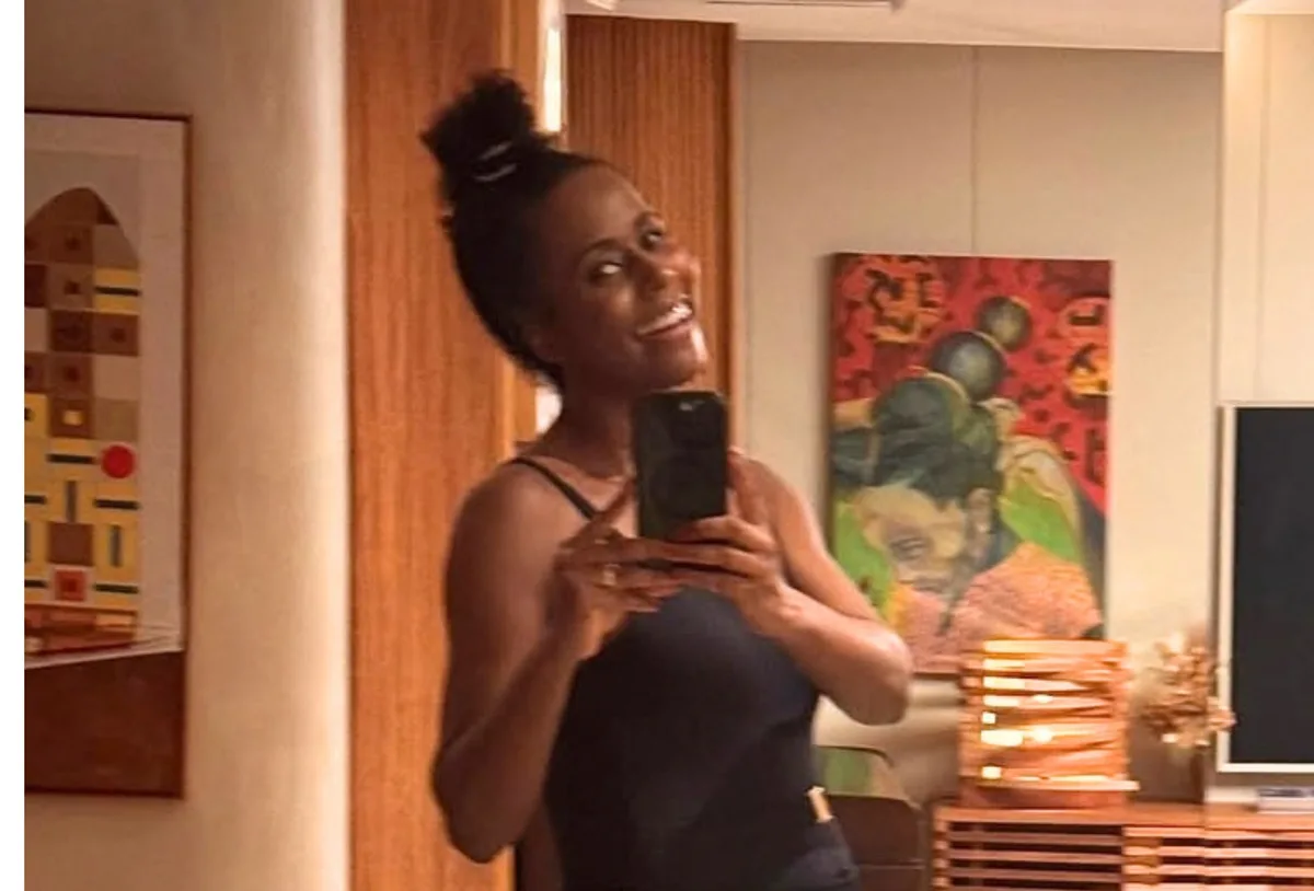 Maju Coutinho mostra barriga da gestação em selfie durante treino