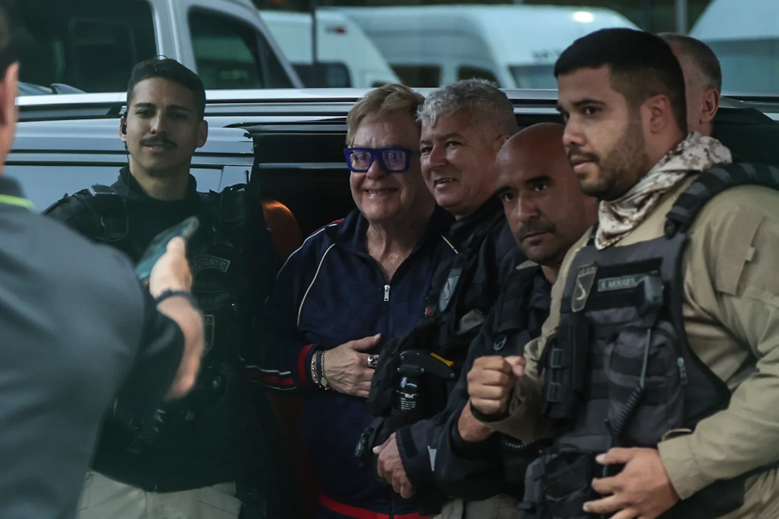Elton John deixa o Brasil em cadeira de rodas após show no Rock in Rio