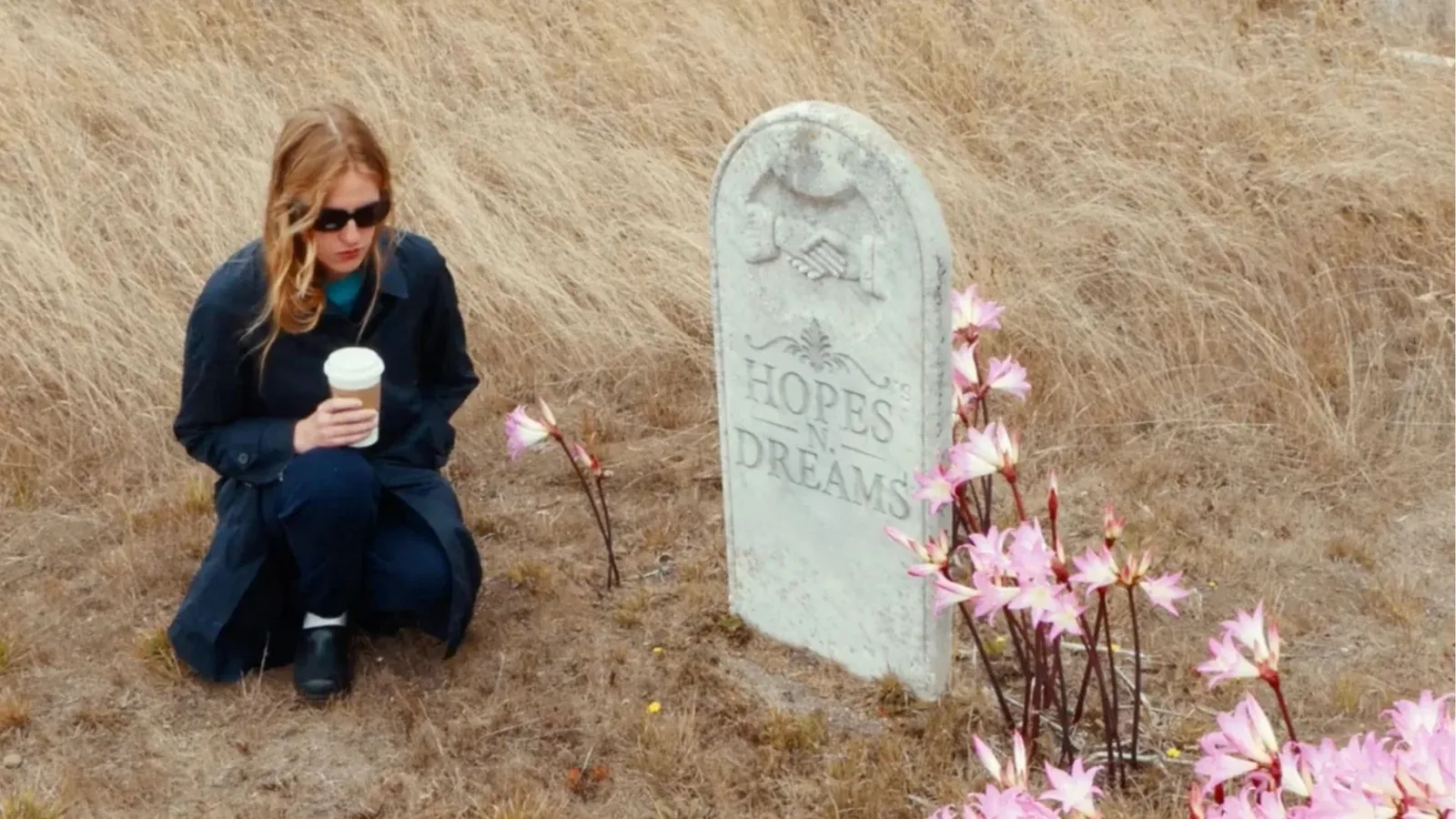 Audrey Hobert transforma memórias e desejos em cenas no clipe de “Phoebe”