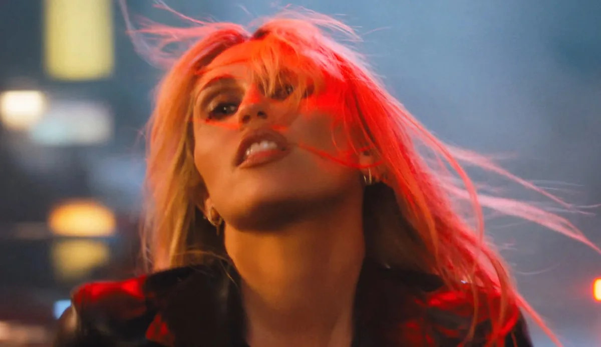 “Bass Persuades” marca retorno de Miley aos grandes palcos