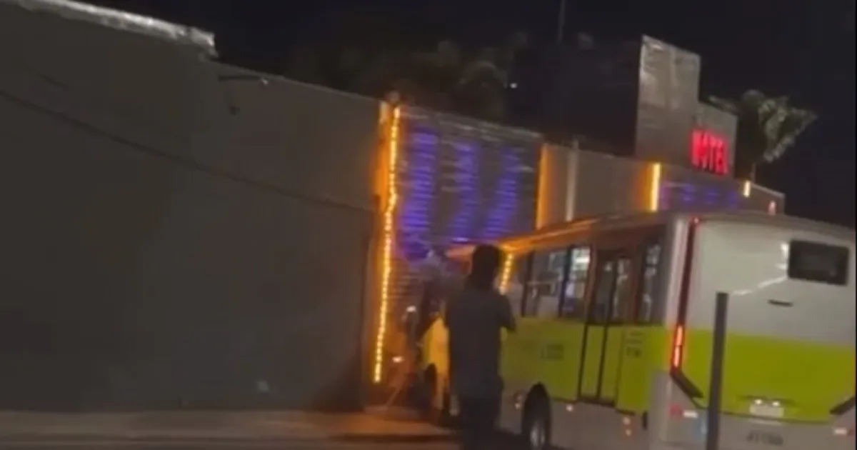 Ônibus do MOVE colide com motel em Belo Horizonte e deixa duas pessoas feridas